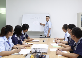 生產(chǎn)團(tuán)隊開會